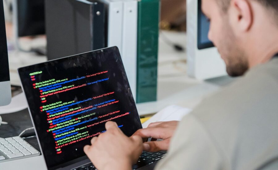 Firma lokalna w wynikach wyszukiwania: co działa poza wizytówką