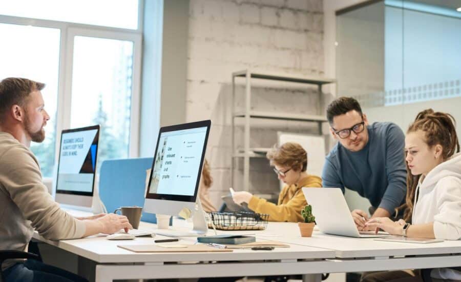 Rozliczenia i limity w aplikacji SaaS B2B: jak zaprojektować model subskrypcyjny